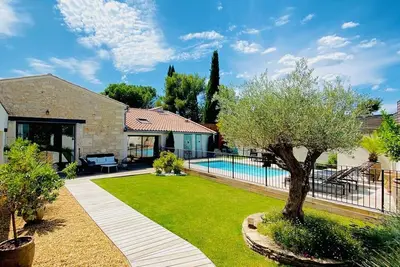 Image de Belle maison de charme, piscine chauffée, jardin, plages à 20min