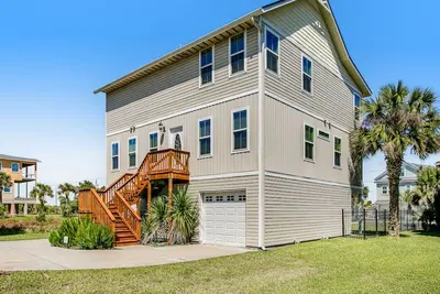 Image de Beautiful 3-level home steps from the beach w/WiFi, washer/dryer, & central Ac