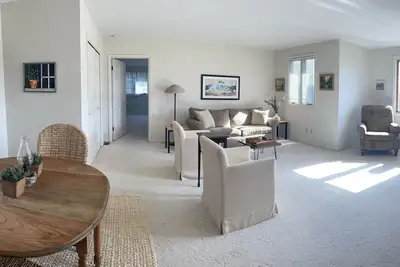 Image de Easy walk to the beach, harbor and downtown, sleeps 6!