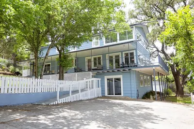 Image de 3‑Story Lake House w/ Game Room, Water Access, Full Kitchen & Plenty of space.