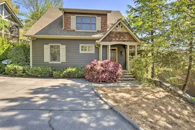 Image de “Big Cozy” Mountain House in hills of amenity packed Big Canoe!