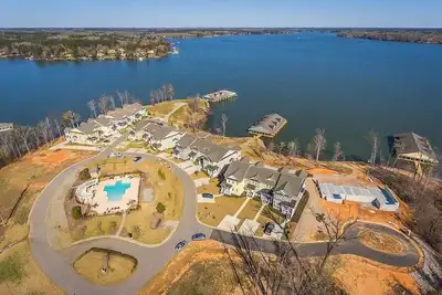 Image de Large Townhome with Big lake views and Pool