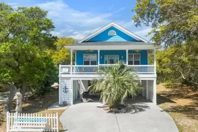 Image de Atlantis Blue - Relaxing beach getaway home directly across the street from beach access! by RedAwning