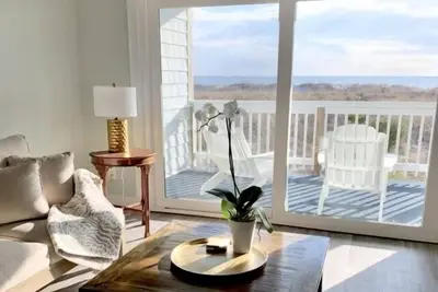Image de Driftwood Cottage - First floor Oceanfront beach retreat! Exceptional views, location and privacy by RedAwning