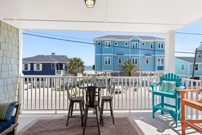 Image de Laid Back By The Sea - Steps from the beach with amazing ocean views. Parking for 2 included. by RedAwning