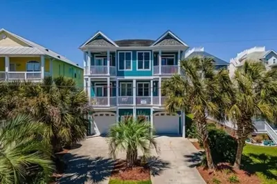 Image de After Dune Delight - Relax and unwind in this fun and spacious 3 story home. Light, Bright, and close to everything! by RedAwning