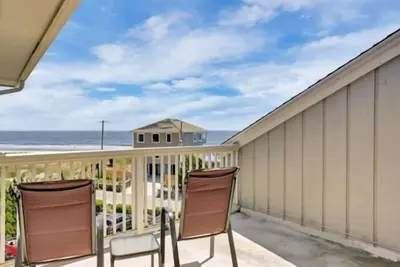Image de Pelican Perch - 3rd floor views of the ocean and marsh - perfect for wildlife viewing. by RedAwning