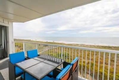 Image de Carolina Beach Dreamin - light filled south side End unit. Ocean views from most rooms! Private beach access! by RedAwning