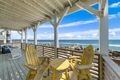 Image de A Shore Thing 1 - Oceanfront and Dog Friendly! Private beach access! by RedAwning