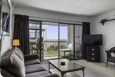 Image de Pura Vida Pure Life - Expansive views of the ocean and wide sandy beach by RedAwning