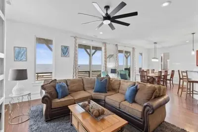 Image de A Shore Thing 2 - Oceanfront and Pet Friendly home - see the sunrise, hear the waves, feel the breeze - large oceanfront balcony by RedAwning