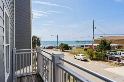 Image de Kure Beach Villa - Enjoy three levels of luxury! Outdoor pool and garage parking! by RedAwning