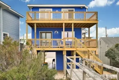 Image de Sea Haven - Oceanfront! Amazing master suite with a private oceanfront deck! Recently renovated and perfect for the entire family by RedAwning