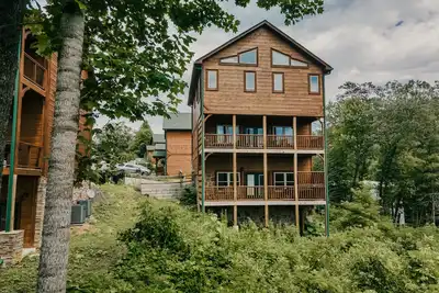 Image de 5 Bdr Cabin with hot tub, location, and movie room