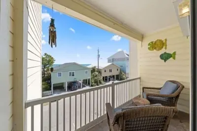 Image de Breezy Does It - Take it \"br-eezy\" while you stay in the heart of Carolina Beach. One minute walk to the beach! by RedAwning