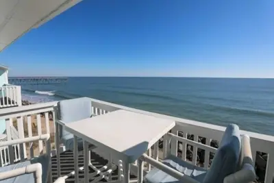 Image de Ocean Breeze - Stunning Views - Oceanfront - 3rd floor - You deserve a beach vacation! by RedAwning