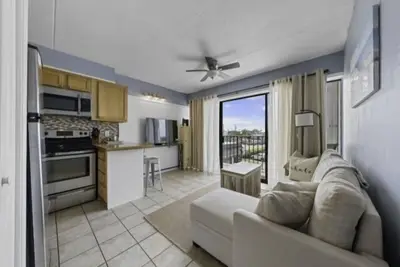 Image de Just Breathe - Perfect for a weekend getaway! Private complex beach access! by RedAwning
