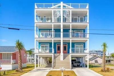 Image de Sunnyside - Ocean and Inlet views, steps to beach access, plus parking for 4! by RedAwning