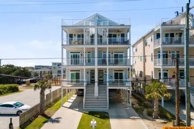 Image de Pelican Watch - Steps away from a beautiful beach in a prime location by RedAwning