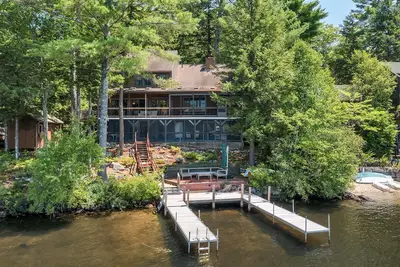 Image de Wonderful 3 Story Winnipesaukee Waterfront home