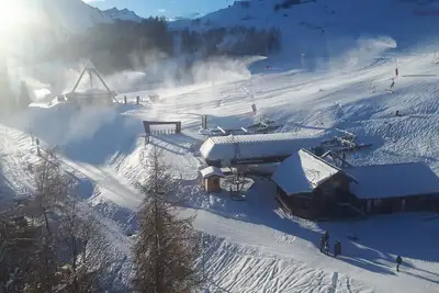 Image de Vue Magnifique Sur Les Pistes, Départ retour skis au pied centre de la station