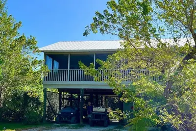 Image de Key2TheSea: Tropical treehouse with lots of decks, porches and privacy!