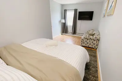 Image de Cozy king suite with kitchen and dining area.
