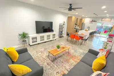 Image de 🌺 Modern Nature - 2 Story Downtown Delight 🪴