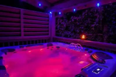 Image de Bootlegger Theme | Hot Tub | Resort Pool