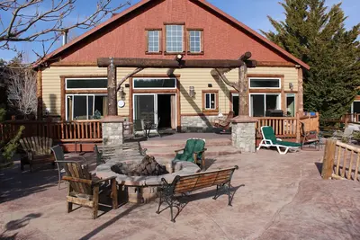 Image de Boulder Bay Lakefront. Dock, hot tub, Bbq, fire pit. 2000 sq ft outdoor backyard