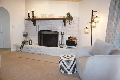 Image de Chic Country Home In The Woods With Hot Tub