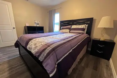 Image de 3 minutes to Tropicana Baseball field, remodeled cozy Florida house
