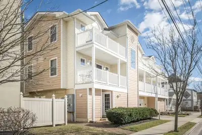 Image de Spacious 3 bed/2 bath condo, free parking, only 2. 5 blocks to beach!