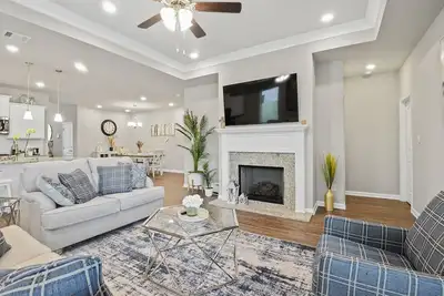 Image de New Modern Home, Lakefront, Park & Pool, spacious 4br/3ba very safe place<br>