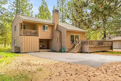 Image de Dog-friendly home with private hot tub, pool access, & central Ac - Sharc passes