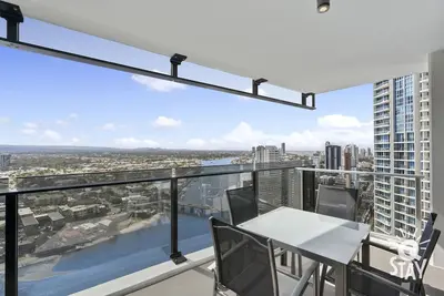 Image de Circle on Cavill - 1 Bedroom + Study Hinterland