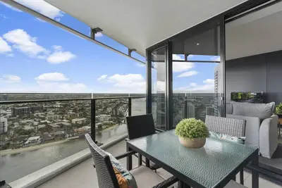Image de Circle on Cavill - 1 Bedroom + Study Hinterland