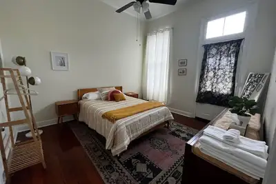 Image de Clean + Artsy Bywater home away from home!