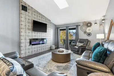 Image de 15% Off Pet-Friendly Penthouse at Pointe Royale w\/view and West Elm furniture\n