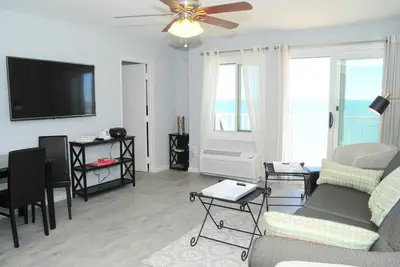 Image de Beachfront 2 Premium Bedroom with private balcony, Unit 1001