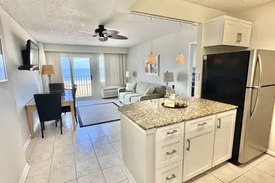 Image de Unit 302 - Oceanfront 2 Bedroom Overlooking Beach!