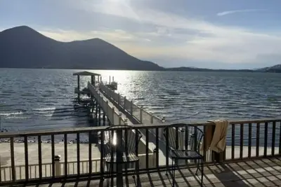 Image de Beautiful home with spectacular lake and mountain views!