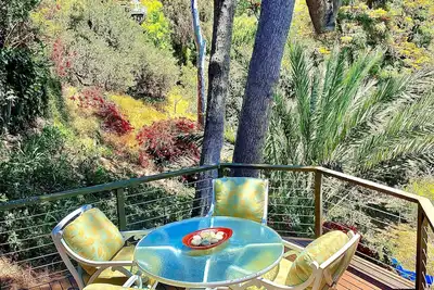 Image de Tranquil, picturesque retreat—walk to the beach