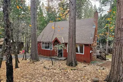 Image de Dog-friendly retreat with fast WiFi, furnished deck, gas grill, & fire table