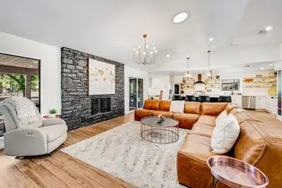 Image de Spacious & elegant haven with huge yard, updated interior, Ac, & fast WiFi