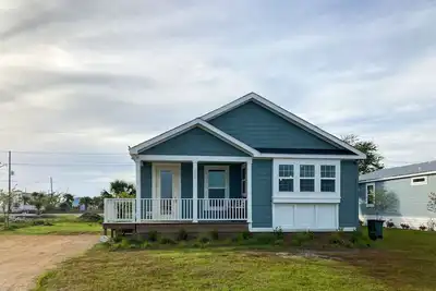 Image de Snowbird-friendly home with WiFi, central Ac, deck, & grill - walk to beach