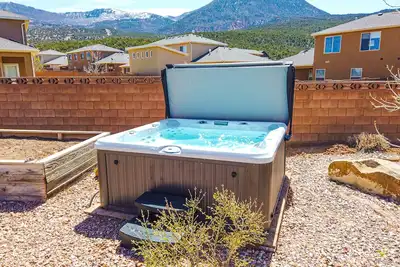 Image de Cedar Canyon Getaway with hot tub!