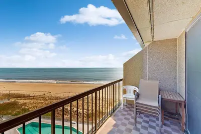 Image de Sea Colony Waterfront gem w/ shared pools, gym, beach access & private balcony