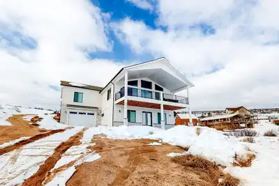 Image de Fantastic retreat near the lake and golf with furnished deck, WiFi & private W/D