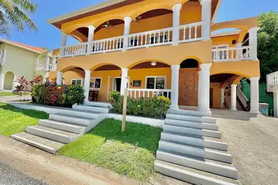 Image de Salty Crab 3b @ Sunset Villas, West End